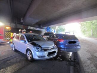 FW-MH: Verkehrsunfall mit mehreren Fahrzeugen - 3 verletzte Personen