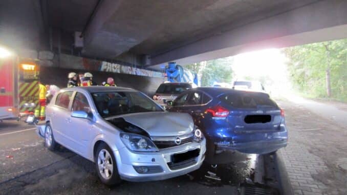 FW-MH: Verkehrsunfall mit mehreren Fahrzeugen - 3 verletzte Personen