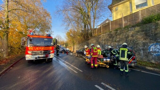 FW-MH: Verkehrsunfall mit vier beteiligten Fahrzeugen -zwei schwer verletzte Personen-