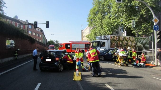 FW-MH: Verkehrsunfall mit vier verletzten Personen