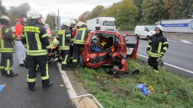 FW-MH: Verkehrsunfall mit zwei verletzten Personen auf der A40