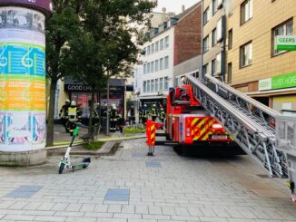 FW-MH: Wohnungsbrand im Mehrfamilienhaus. Mehrere Personen über Drehleiter gerettet - Eine Person schwerverletzt!