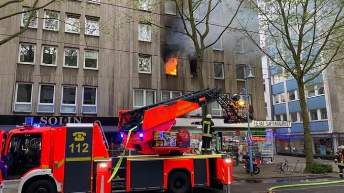 FW-MH: Wohnungsbrand in der Mülheimer Innenstadt. 31 Personen durch Feuerwehr gerettet.