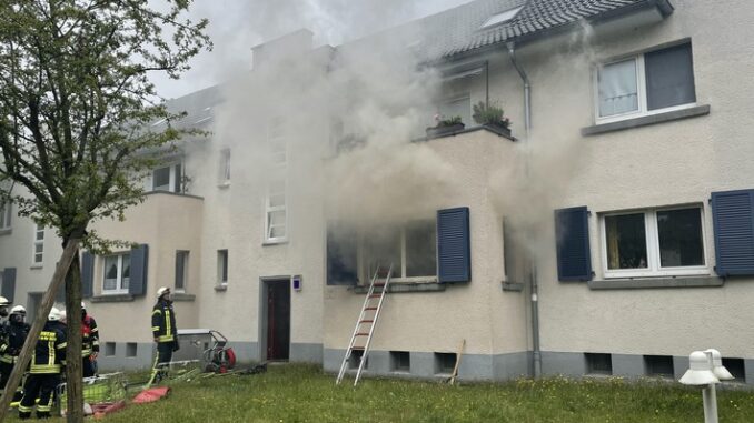 FW-MH: Zimmer in Vollbrand - Katze gerettet