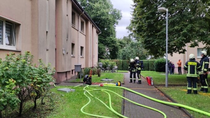 FW-MH: Zimmerbrand in Mülheim Styrum, zwei Verletzte