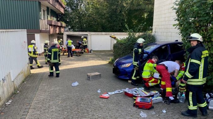 FW-MH: Zwei verletzte Personen auf Garagenhof