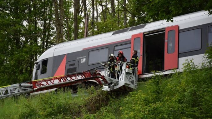 FW-MK: Baum fällt auf Bahnstrecke