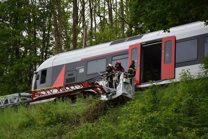 FW-MK: Baum fällt auf Bahnstrecke