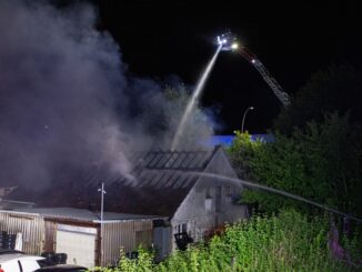 FW-MK: Brand einer KFZ Werkstatt beschäftigt die Feuerwehr