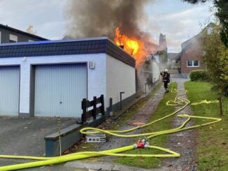 FW-MK: Brennende Gartenhütte an der Oestricher Straße