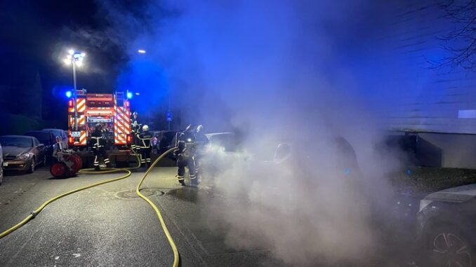 FW-MK: Brennender PKW an der Nußbergstraße