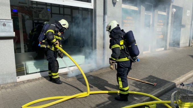 FW-MK: Brennender Unrat in einem Lichtschacht