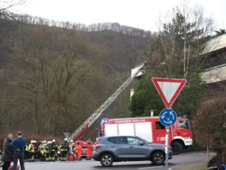 FW-MK: Feuer auf Dachterrasse