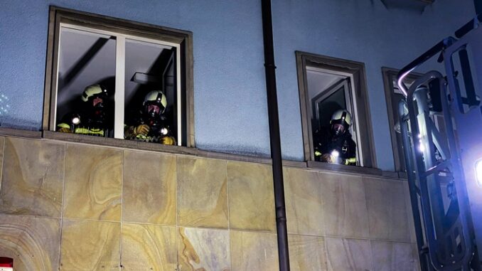 FW-MK: Feuer in einem Nagelstudio in der Innenstadt