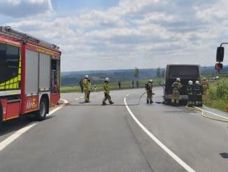 FW-MK: Frisch gebackene Truppführer löschen brennenden Reisebus in Lüdenscheid