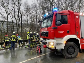 FW-MK: Kanuten kentern auf der Lenne - eine Person verstorben