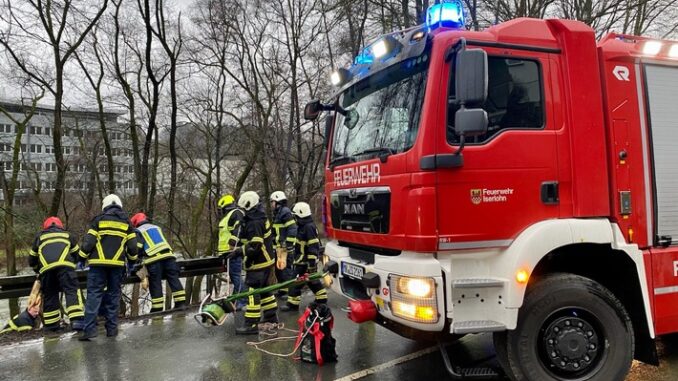 FW-MK: Kanuten kentern auf der Lenne - eine Person verstorben