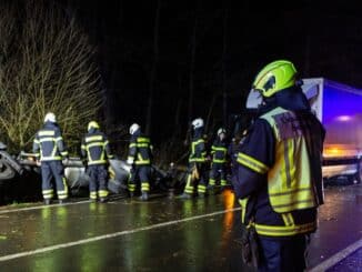 FW-MK: LKW rutsch in Straßengraben