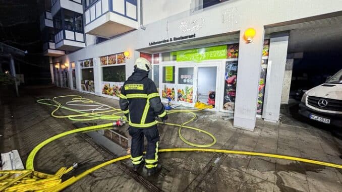 FW-MK: Nächtlicher Brand in einem Einzelhandelsgeschäft