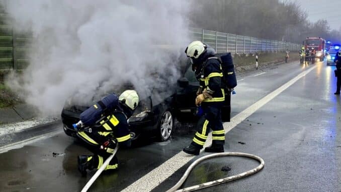 FW-MK: PKW-Brand auf der Autobahn BAB 46