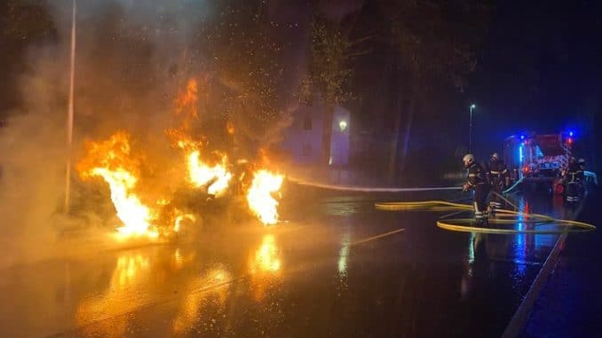 FW-MK: PKW-Brand im Grüner Tal