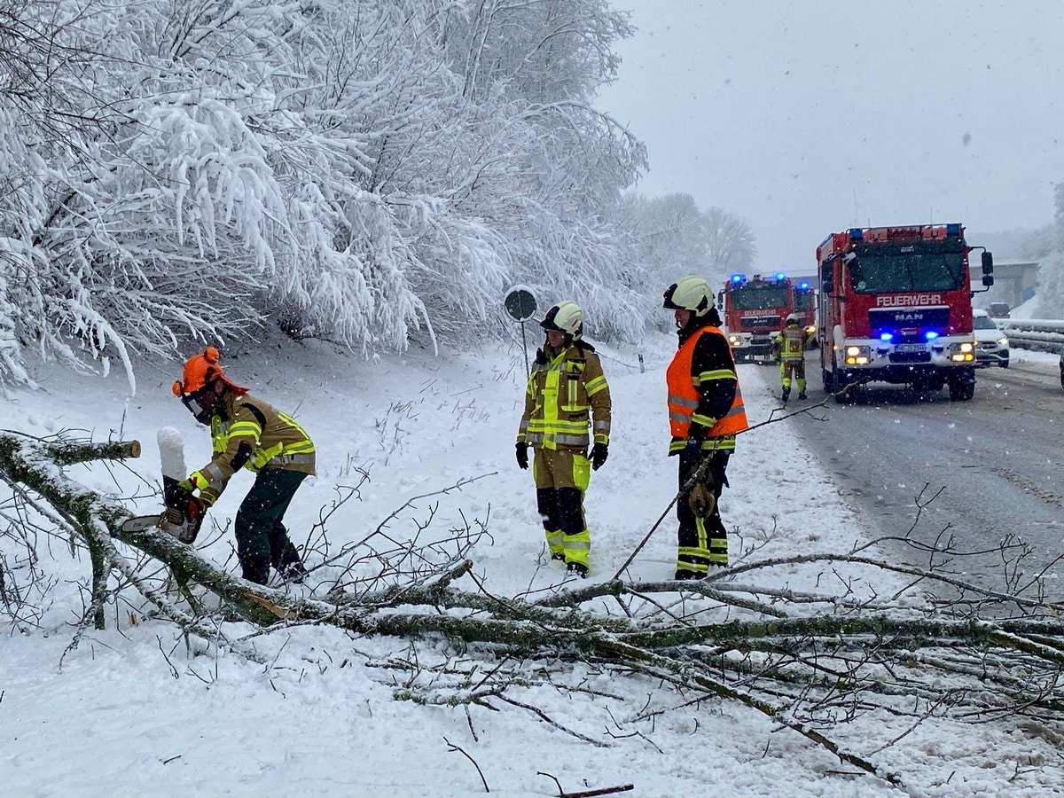 FW-MK: Schneetief "Charly" sorgt für viel Arbeit