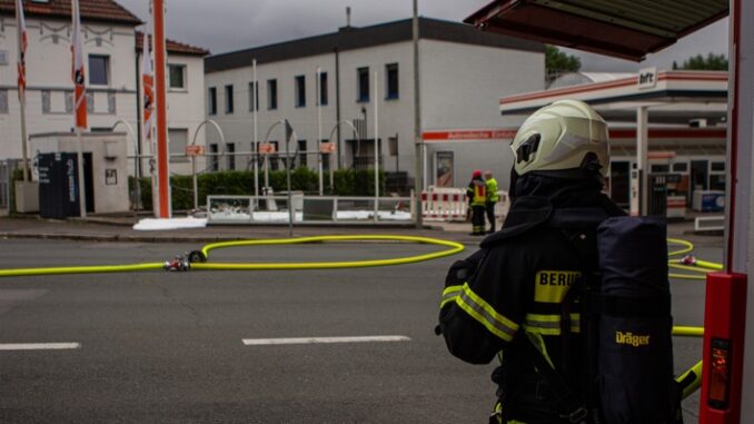 FW-MK: Turbulenter Wochenstart für die Feuerwehr Iserlohn