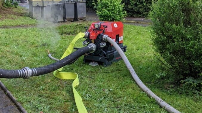 FW-MK: Wasserrohrbruch in einer Baustelle