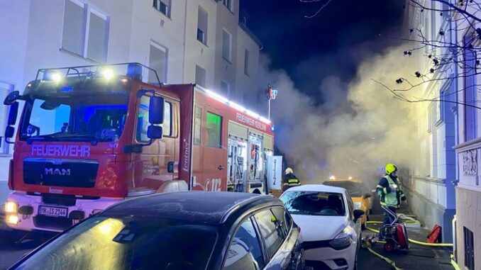 FW-MK: Wohnungsbrand - 8 Personen gerettet