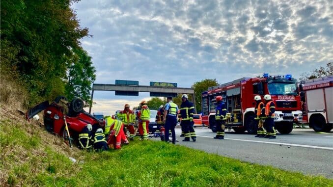 FW-MK: Zwei Fahrzeuge kollidieren und überschlagen sich auf der Autobahn