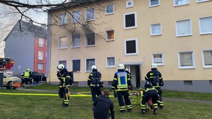 FW-MK: Zwei Personen bei Wohnungsbrand verletzt