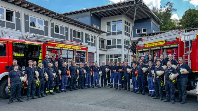 FW Menden: 41 neue Feuerwehrleute für Balve und Menden