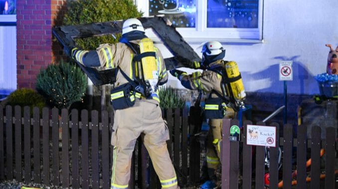 FW Menden: Brand in einem Friseursalon ohne Verletzte