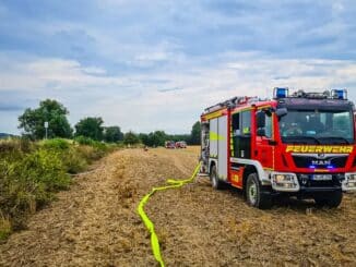 FW Menden: Flächenbrand am Bahndamm