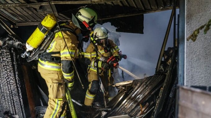 FW Menden: Garagenbrand führt zu Zugalarm der Feuerwehr Menden