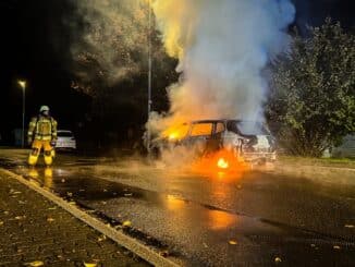 FW Menden: PKW in Vollbrand