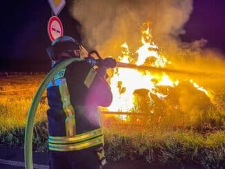 FW Menden: Strohmiete in Vollbrand