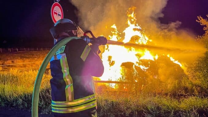 FW Menden: Strohmiete in Vollbrand