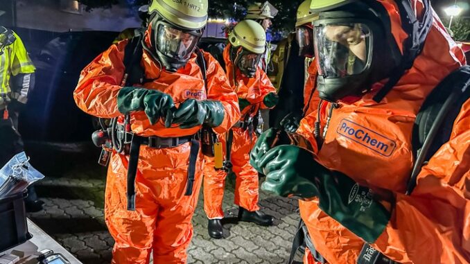 FW Menden: Unbekannter Stoff sorgt für nächtlichen Großeinsatz