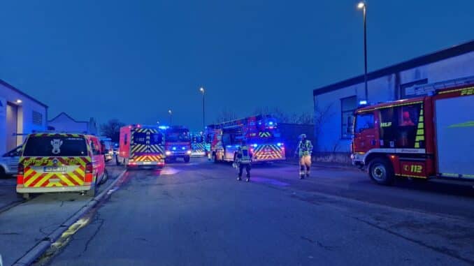 FW Menden: Verstorbene Person nach Brand in Werkstatt