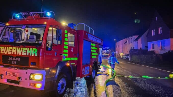 FW Menden: Vier Verletzte nach Brand in einem Wohnhaus