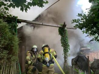 FW Menden: Werkstattschuppen in Vollbrand