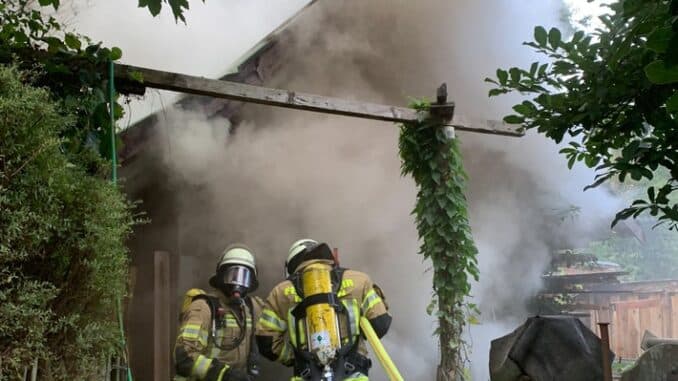 FW Menden: Werkstattschuppen in Vollbrand