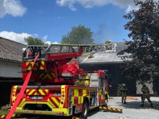 FW Mettmann: Brand einer Photovoltaikanlage auf dem Dach eines Gehöfts