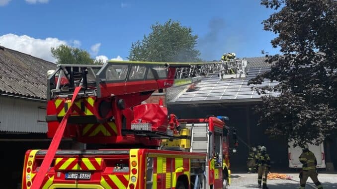 FW Mettmann: Brand einer Photovoltaikanlage auf dem Dach eines Gehöfts