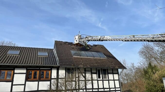 FW Mettmann: Feuer im Dachgeschoss eines Bauernhauses in Mettmann löst Großeinsatz der Feuerwehr aus. Umfangreiche Löschmaßnahmen über die Drehleiter und mehrere Löschrohre. Es wurden keine Personen verletzt.