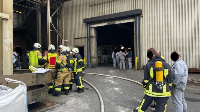 FW Mettmann: Feuer in Gewerbebetrieb