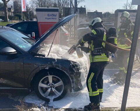 FW Mettmann: Geschäftiger Samstagvormittag für die Feuerwehr Mettmann