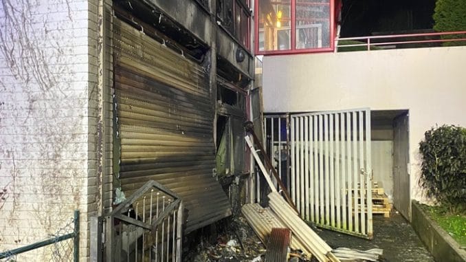 FW Mettmann: Mehrere Containerbrände - Gebäude der Anne-Frank Schule beschädigt