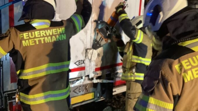 FW Mettmann: Schwerer LKW-Unfall auf der BAB 3 / Drei Personen verletzt
